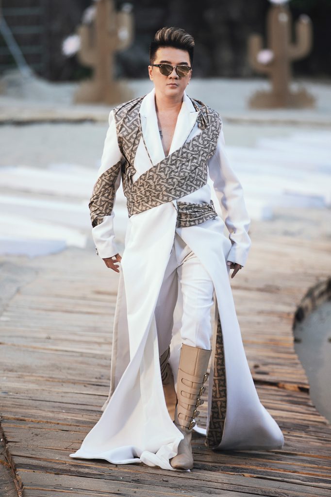 Đàm Vĩnh Hưng gây bất ngờ với khả năng catwalk đầy thần thái trong Fashion  Voyage | Saigon Stories - Website tin tức 24/7