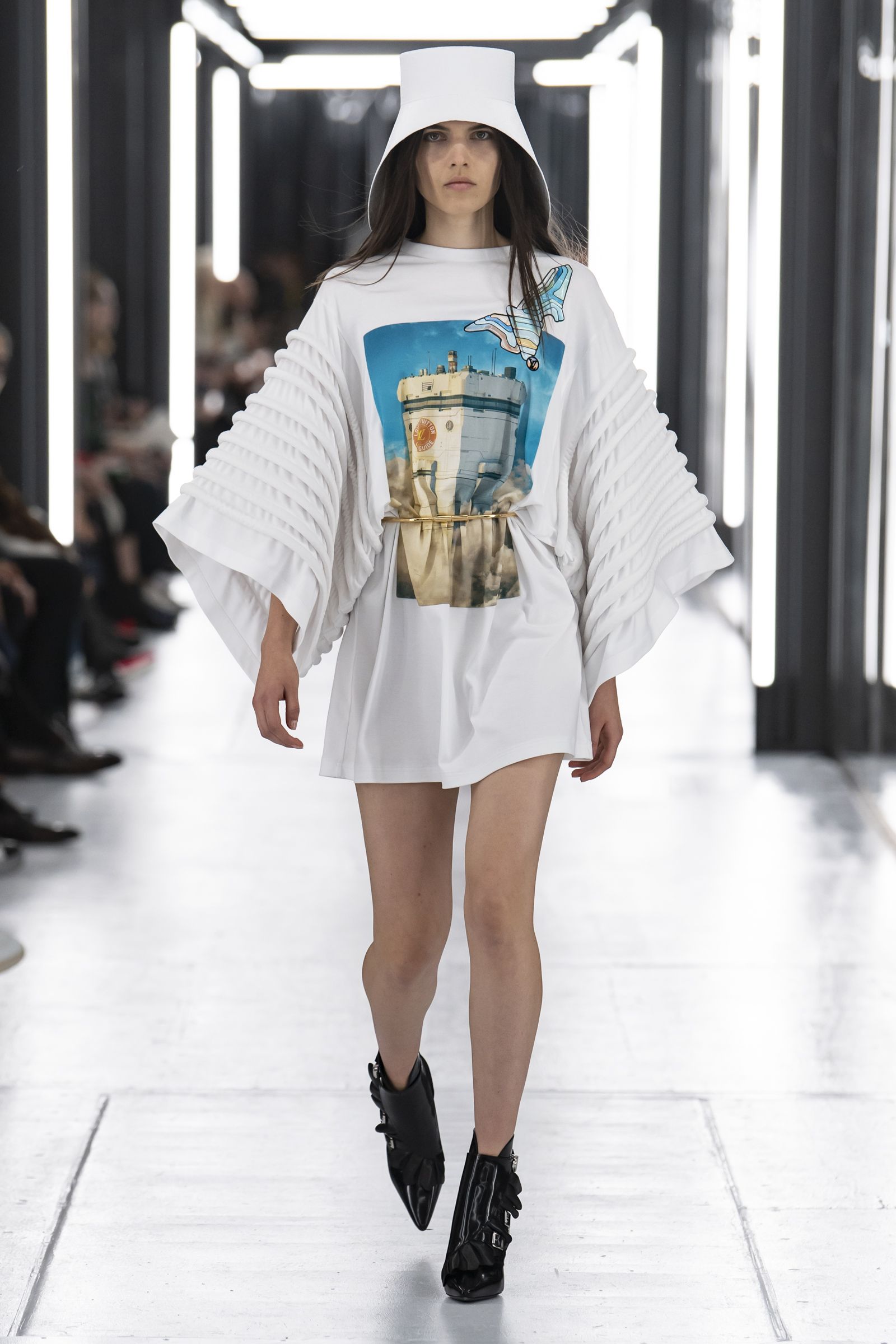 Look from the Louis Vuitton Women&#39;s Spring-Summer 2019 Fashion Show, by  Nicolas Ghesquière. | Fashion, Fashion week, Fashion show